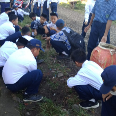 Siswa MTs Bontonyeleng Peduli Kebersihan Lingkungan Madrasah