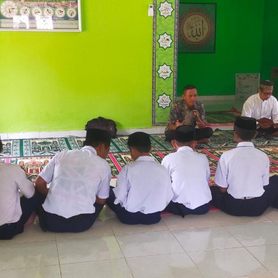 Penyuluh Agama KUA Herlang Beri Bimbingan Baca Alquran Bagi Siswa MTsN 5 Bulukumba