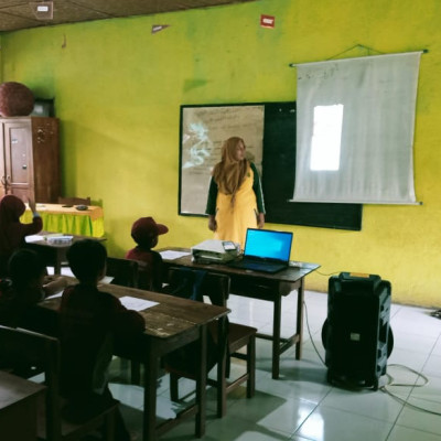 Wali Kelas 1 MIS Bangkeng Buki Gunakan Metode Pemutaran Video Dalam Pelajaran Kesenian