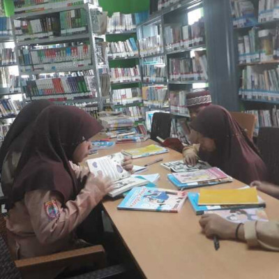 Siswa MTs DDI Labukkang Antusias Belajar di Perpustakaan