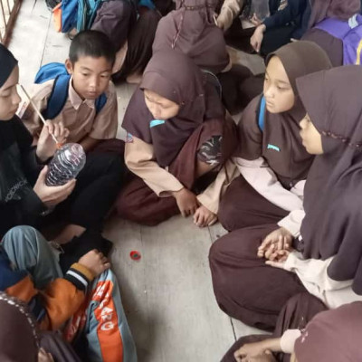 Manfatkan Botol Bekas, Peserta Didik MIS As'adiyah Kindang Diberi Edukasi Bercocok Tanam