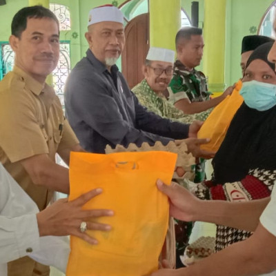 Baznas Bone Bersama KUA Timur Serahkan Bantuan Kepada Marbot Masjid