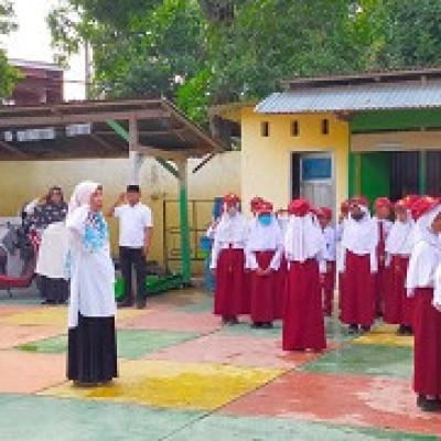 Peserta Didik Kelas IV B MIN 8 Bone Perdana Pelaksana Upacara