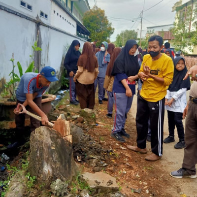 Dukung Pemkab Raih Adipura, Kepala MTsN 1 Bone Pimpin Kerja Bakti