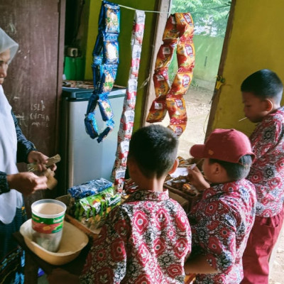 Siswa MIS Bangkeng Buki Senang Jajan Di Kantin Madrasah