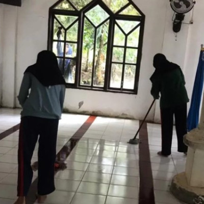 Kegiatan Rutin Baksos PMR Wira 224 MA Tengah Lembang Target Bersihkan Dua Masjid