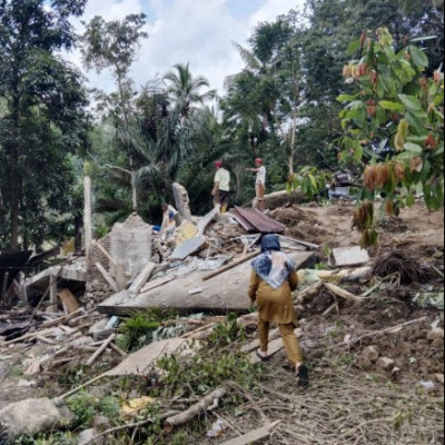 Peduli Terhadap Sesama, MTs Attahiriyah Lakukan Kunjungan Korban Tanah Longsor