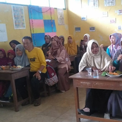 Jum’at Berkah Ala Peserta Didik Kelas IV A MIN 1 Bone