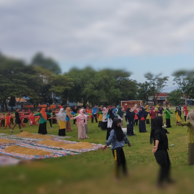 Hamparan Jemuran Gabah Tak Halangi Antusias Siswa MTsN 1 Bulukumba Lakukan Senam