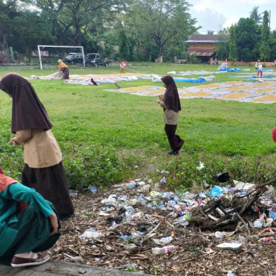 Kerja Bakti Siswa MTsN 1 Bulukumba Bersihkan Sekitar Lapangan Depan Madrasah