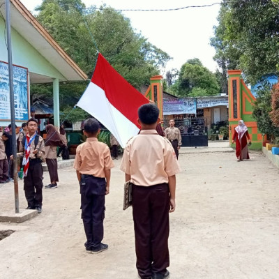 Siswa MTs. Guppi Mattirowalie Gelar Latihan Upacara Pengibaran Bendera