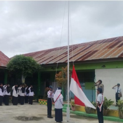 Kasi Pelatihan Dasar Satpol PP Sinjai Jadi Pembina Upacara Di MTsN 4