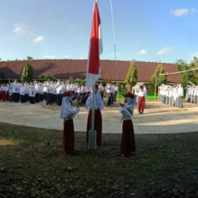 Keren ! Peserta Didik MI Miftahul Hasanah Muhammadiyah Songing Jadi Pelaksana Upacara