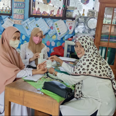 Petugas Kesehatan Puskesmas Caile Bagikan Obat Cacing Pada Peserta Didik di RA YPPI