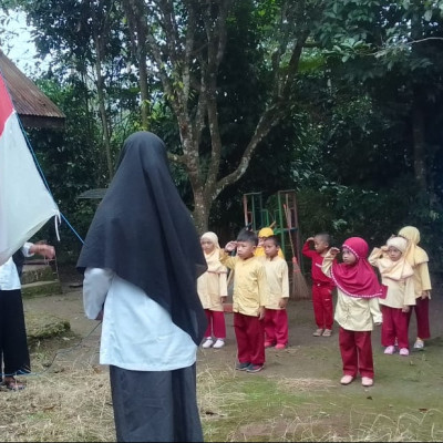 Peserta Didik RA. Nurul Hikmah Berlatih Upacara Bendera di Halaman Sekolah