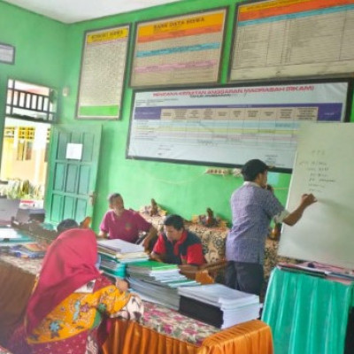 Tak Terasa Telah Sampai di Pertengahan Semester, MA Tengah Lembang Gelar Rapat Persiapan UTS