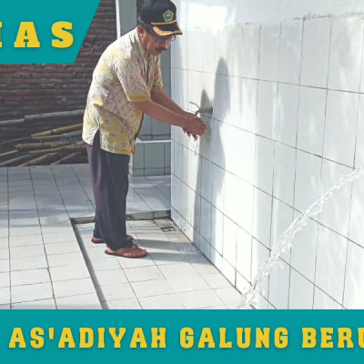 Ketua Yayasan Terjun Langsung Benahi Kran Air MCK Santri Putra