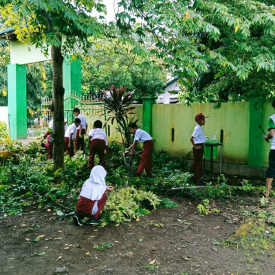 Antusias Siswa MIS Bangkeng Buki Turut  Aksi Gotong Royong