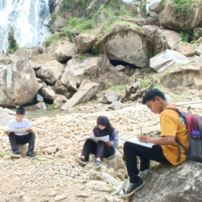 Semakin Diminati, Salah Seorang Pendidik MA Tengah Lembang Terapkan Outdoor Study