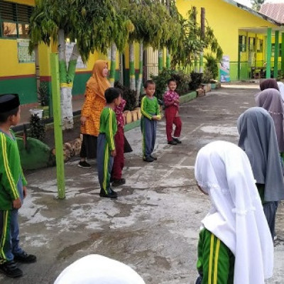 Wali Kelas III B MIN 1 Bone Bimbing Peserta Didik Pelajaran PJOK