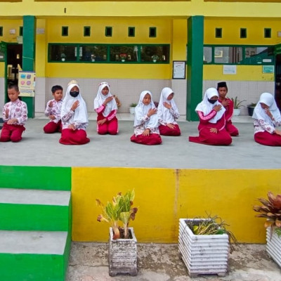 Peserdik kelas VIB MIN 7 Bone Belajar Outdoor