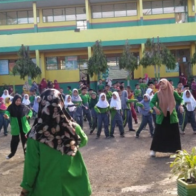 Warga MIN 1 Bone Hangatkan Suasana Dengan Senam Bersama Mahasiswa IAIN Bone