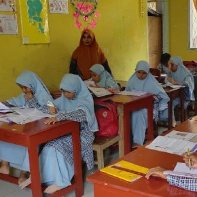 Hujan Tak Surutkan Semangat Pendidik dan Peserta Didik MI Darul Istiqomah Bongki  Jalankan Kewajibannya