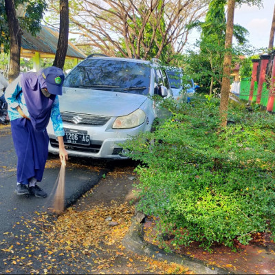 Peserdik MTsN 1 Bulukumba Lakukan Ini Depan Gerbang, Wujud Respect Terhadap Lingkungan