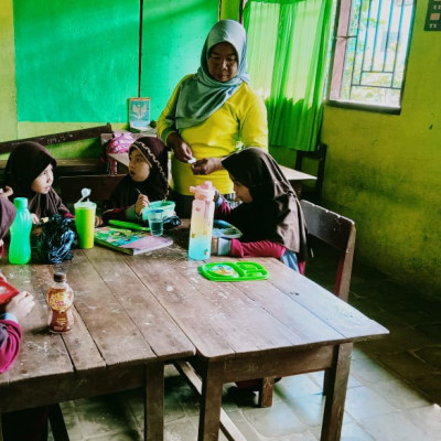 Makan Bersama Di Hari Jum'at Di rangkaikan Pemberian Obat Cacing Kepada Siswa MIS Bangkeng Buki