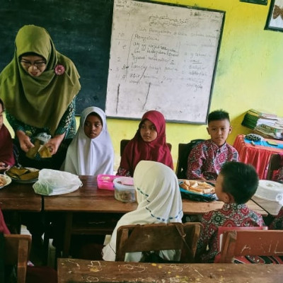 Kreasi Siswa Kelas Empat MIS Bangkeng Buki, Membuat Kue Terbuat Dari Umbi-umbian