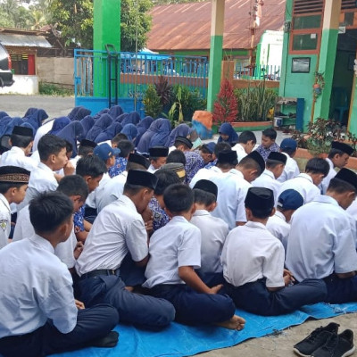 MTs Sampeang Gelar Yasinan Bersama Di Halaman Madrasah