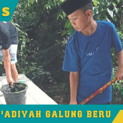 Giat Jumat Bersih, Santri Ponpes As’adiyah Galung Beru Bersihkan Area MCK