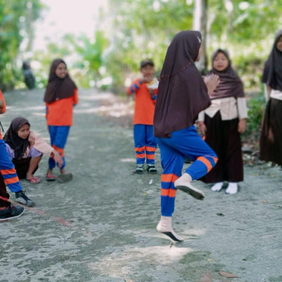 Seru, Peserta Didik MIS As’adiyah Kindang Main Lompat Tali