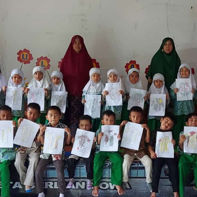 Peringati Hari Batik Nasional, Guru dan Siswa RA Ulil Albab Belajar Membatik