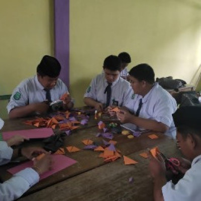 Latih Psikomotorik Siswa  MA YMPI Rappang Dengan Membuat Miniatur Kota