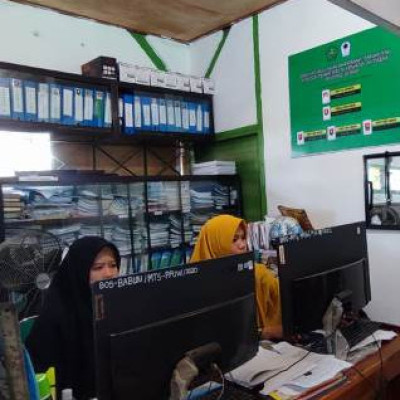 Kamad Puji Kinerja Staff TU MTs PPUW Benteng