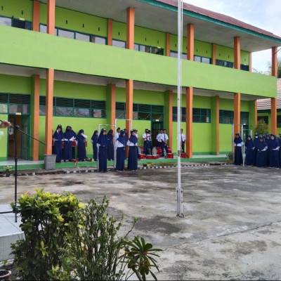 Cara Wakamad Humas MTsN 2 Bone 'Hidupkan' Upacara Bendera