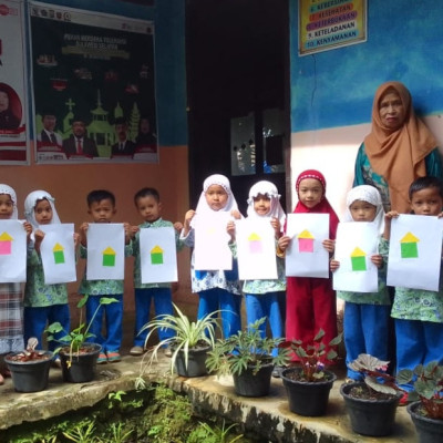 Peserta Didik RA Nurul Hikmah Berkreasi Membuat Bentuk Rumah Dari Kertas