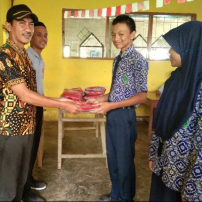 MTs Nurul Irham Bagikan Seragam Sekolah Gratis Kepada Peserta Didik