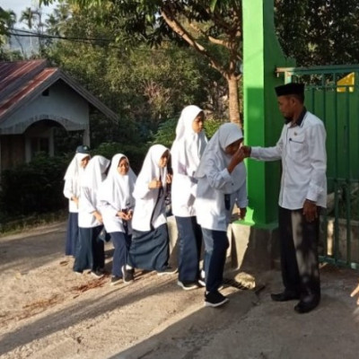 Tradisi Kamad, Sambut Kedatangan Peserta Didik Di Depan Pintu Gerbang Madrasah