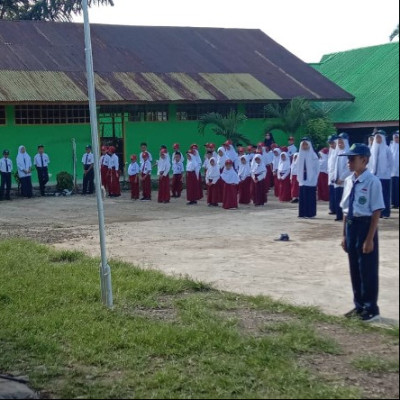 Wakamad Kesiswaan MTs Muhammadiyah Songing Jadi Pembina Upacara