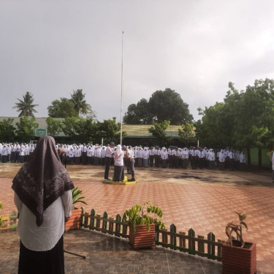 Hj. Sudarmi Sosok Perempuan Wakamad MAN 2 Bone, Pimpin Upacara Bendera