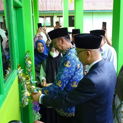 Didampingi Kakan Kemenag Wajo, H. Amran, SE Resmikan Gedung MI DDI Kaluku