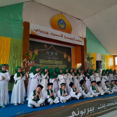 Teladani Akhlak Rasulullah, Santri RA Mahad Hadits Al-Junaidiyah Biru Gelar Maulidan