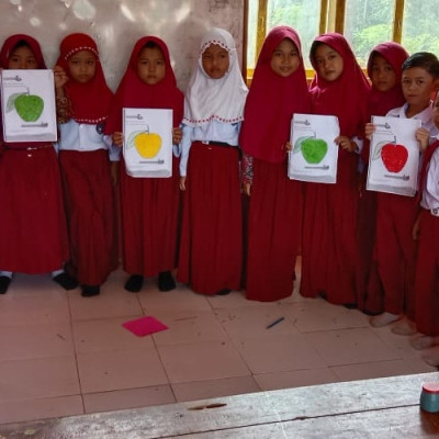 Peserta Didik Kelas Satu MIS Karama Praktek Membuat Kolase Gambar Buah Apel