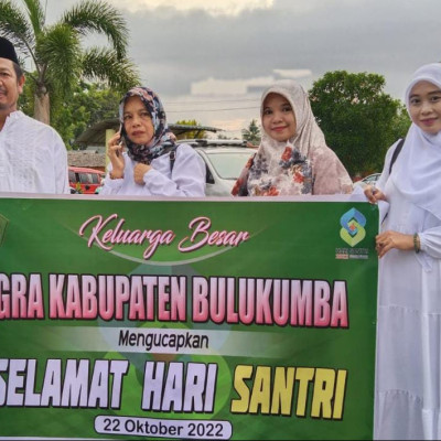 Tenteng Spanduk Lembaga, Staf Penmad Berbaur Bersama Pengurus IGRA Ikuti Kirab Santri