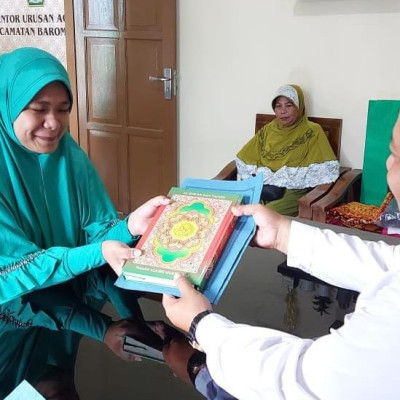 Kepala KUA Barombong Syahadatkan Gadis Toraja