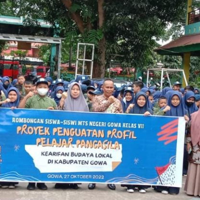 Kamad MTsN Gowa Lepas Studi Wisata, Ini Pesannya