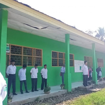 Pelaksanaan Upacara Bendera Di MI, MTs, MA Muhammadiyah Songing Untuk Meningkatkan Disiplin Peserta Didik