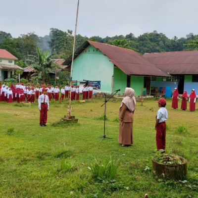 Istimewa, Kepala Desa Samangki Jadi Pembina Upacara di Yayasan Pendidikan Darul Rasyidin